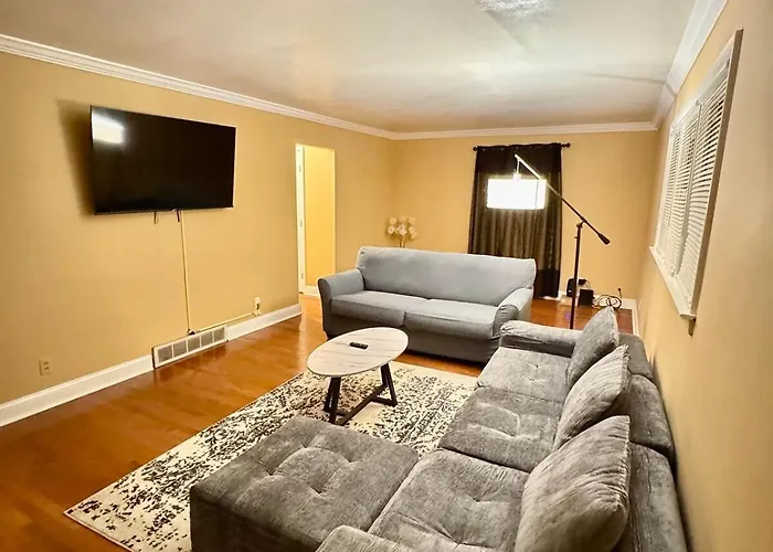 Cozy House For Small Or Big Group In Bridgeport Wv