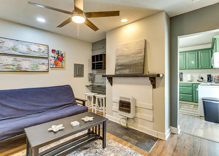 Sleek Apt: Large Closet, Full Bed & Walk-In Shower
